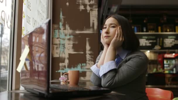Smartfone を使用して居心地の良いカフェで悲しい女 — ストック動画