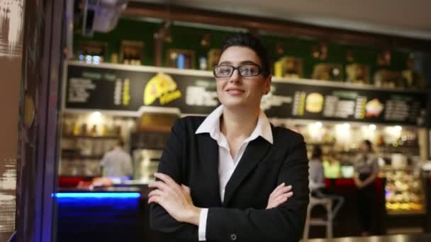 Привлекательная молодая бизнесвумен в очках — стоковое видео
