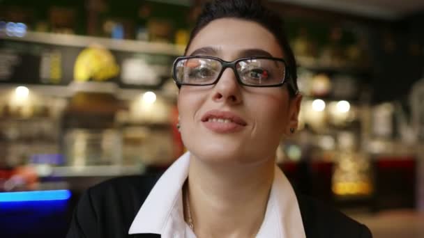 Jovem empresária atraente usando óculos — Vídeo de Stock