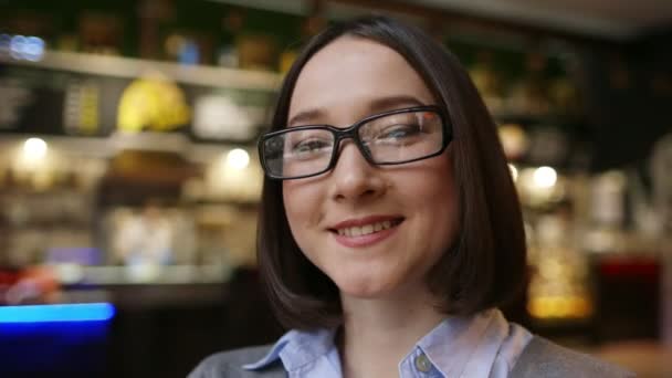 Attraente giovane donna d'affari con gli occhiali — Video Stock