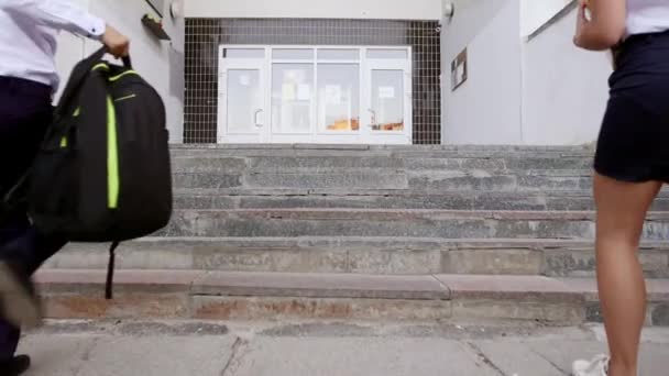 Los amigos van a la escuela. Se divierten mucho porque hoy es su primer día en la escuela . — Vídeo de stock