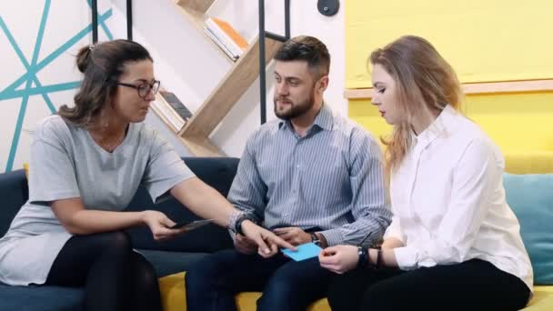 Les collègues travaillent choisir la texture de surface des échantillons dans le bureau. Deux femmes et un homme . — Video