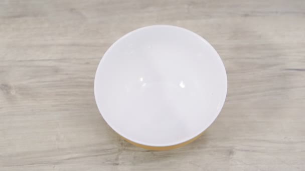 Préparation de céréales pour petit déjeuner avec du lait dans un bol sur une table en bois. Vue du dessus .