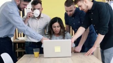 Yaratıcı iş takım toplantısı yeni fikirler tartışıyor. Kadın Yöneticisi bilgisayarda çalışır.