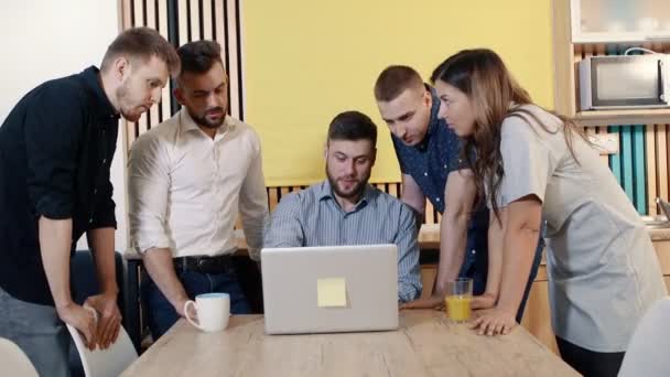 Spotkania zespołu Creative business omawianie nowych pomysłów. Kierownik mężczyzna pracuje na komputerze. — Wideo stockowe