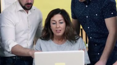 Erkekler bir kadın Yöneticisi çalışmalarını eleştirmek. Yaratıcı iş takım toplantısı Office.