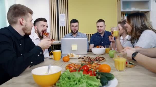 Office lunch. Personeel ontmanteld pizza uit de tabel. Lunchpauze op het werk. — Stockvideo