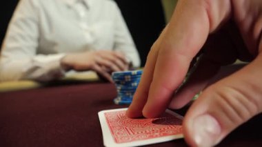 Poker oyuncusu iyi kartı kombinasyonu, as ve Kral poker masası üzerinde gösterilen. El yakın çekim mans. Casino kumar.