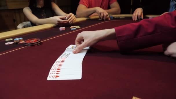 Casino: Återförsäljare blandar pokerkorten på bordet. Händer närbild. Kasino gamble. — Stockvideo