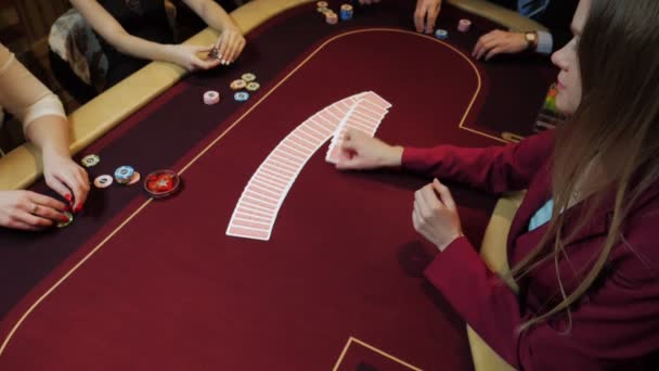 赌场: 商人妇女洗牌的扑克牌在桌子上。赌场赌博。慢动作. — 图库视频影像