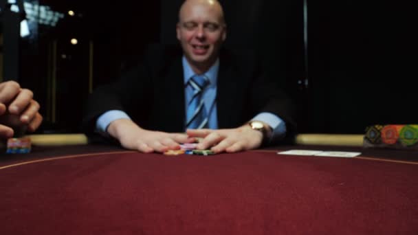 Pokerspeler weddenschappen alle chips heeft. Casino gokken. — Stockvideo