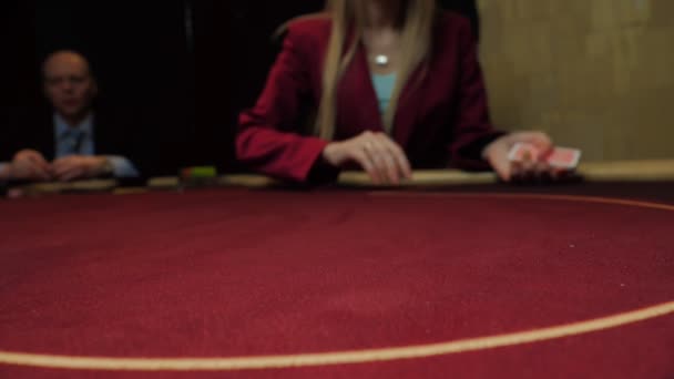 Dealer werpt chips op de pokertafel, slow-motion. Close-up van de chips. Casino gokken. — Stockvideo