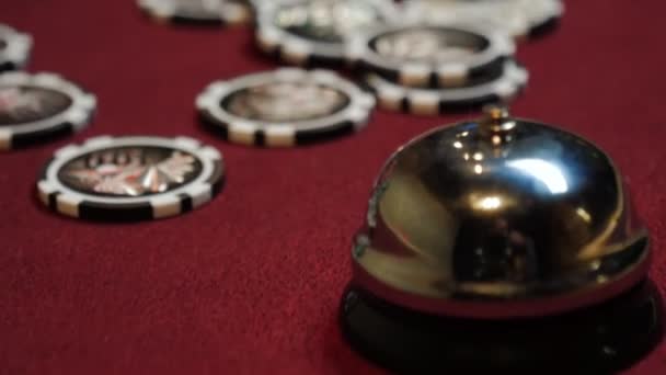 Fichas para jogar na mesa de poker no casino. Chips close-up . — Vídeo de Stock