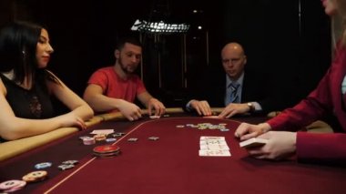 İnsanlar poker oynuyorlar. İki erkek ve iki kadın. Casino kumar.