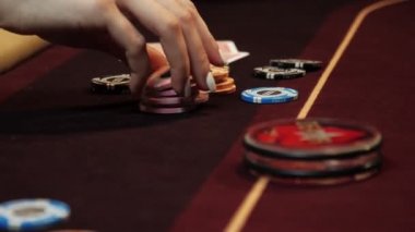 Poker oynuyordum. Kadın gergin, poker masasında elindeki cipsleri parmaklıyor. Eller yukarı. Kumarhane kumarı.