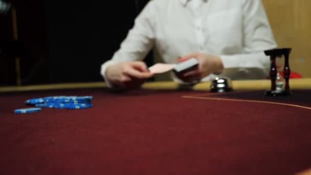 Gioco d'azzardo: il dealer distribuisce le carte. I giocatori scommettono. Carte e mani primo piano . — Video Stock