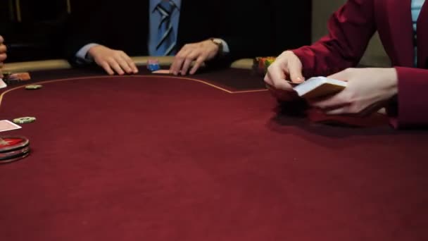 Casino-Glücksspiel: Der Dealer teilt die Karten an die Spieler aus. Karten und Hände aus nächster Nähe. — Stockvideo