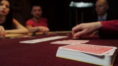 Poker masasında kartlar. İnsanlar arka plan üzerinde poker oynuyorlar. Casino kumar.