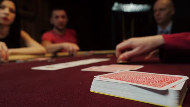 Karty na stole pokerowym. Ludzie grają w pokera na tle. Gamble kasyno. — Wideo stockowe