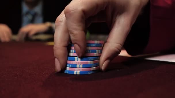 Casino: dealer shuffles the poker chips and performing trick with chips use one hand. Hand close-up. — Stock Video