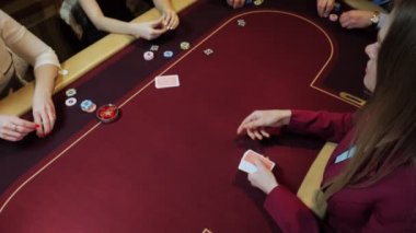 Casino kumar: Bayi fırsatlar kartlar. Oyuncular bahis. Kartları yakın çekim. Ağır çekim.