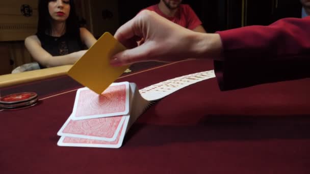 Kasyno: Krupier tasuje karty poker na stole. Szczelnie-do góry ręce. Gamble kasyno. — Wideo stockowe