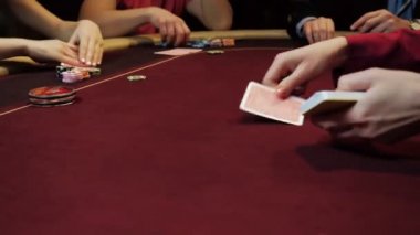 İnsanlar poker oynuyorlar. İki erkek ve iki kadın. Casino kumar.