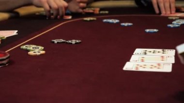 İnsanlar poker oynuyorlar. İki erkek ve iki kadın. Casino kumar.