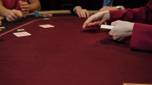 Casino gamble: Dealer rozdá karty. Hráči vsadit. Karty a ruce detail. — Stock video