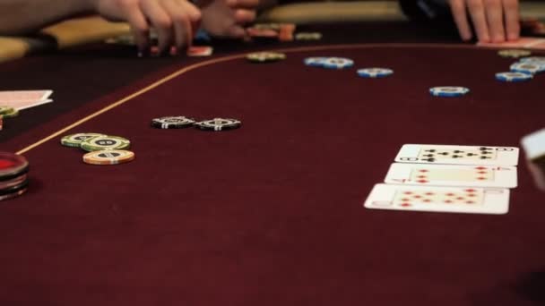 Die Leute pokern. zwei Männer und zwei Frauen. Casino-Glücksspiel. — Stockvideo