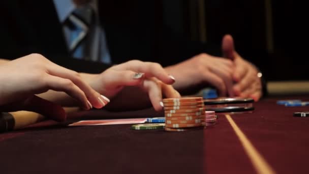 Joueur de poker montrant une bonne combinaison de cartes, as et roi sur la table de poker. Mans main close-up. Jeu de casino . — Video