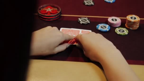 Ukazuje kombinaci dobré karty, eso a král na pokerovém stole hráč pokeru. Mans hand detail. Casino gamble. — Stock video