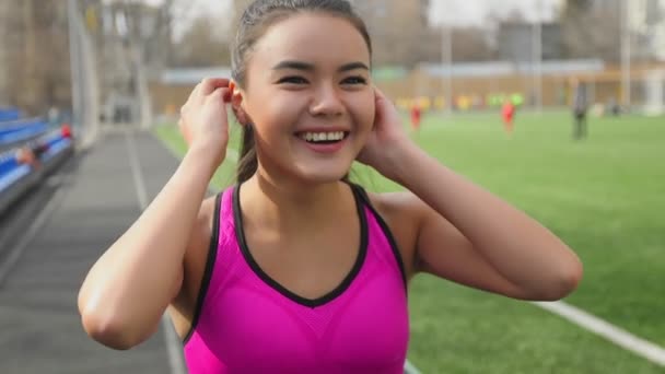 Portrét asijských běžec Girl smát na stadionu před zahájením. — Stock video