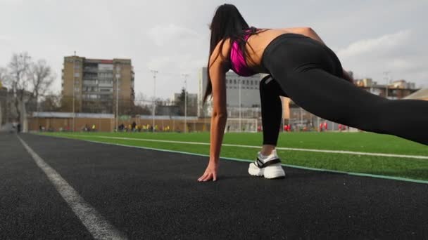 Atlet Asia gadis youn siap untuk memulai di stadion olahraga . — Stok Video