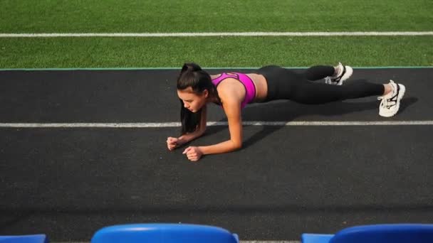 A stadion a sportos fiatal ázsiai nő streching. Sport edzés a szabadban. — Stock videók