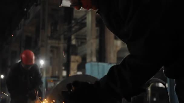 L'homme travaille avec l'usine de traitement des métaux. Étincelles . — Video