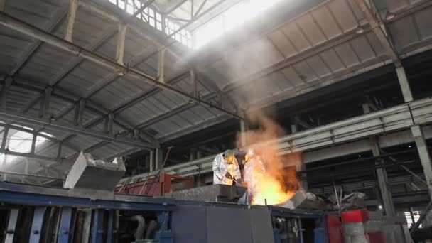 Hombre trabajando con metal líquido en fábrica. Fábrica de metal — Vídeo de stock