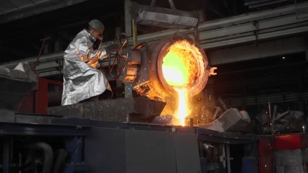 Mann arbeitet mit flüssigem Metall in Fabrik. Metallfabrik — Stockvideo