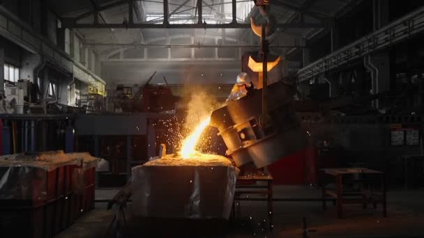 Mand, der arbejder med flydende metal på fabrikken. Metalfabrik – Stock-video