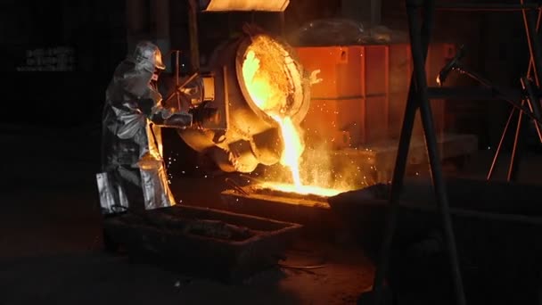 Ο άνθρωπος που εργάζονται με υγρό μέταλλο στο εργοστάσιο. Εργοστάσιο μεταλλουργίας — Αρχείο Βίντεο