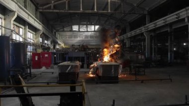 Sıvı metal fabrikasında çalışan adam. Metal fabrika