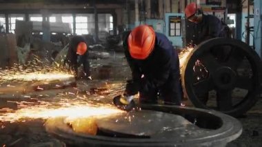 Metal işleme fabrikası ile çalışma dostum. Sparks.