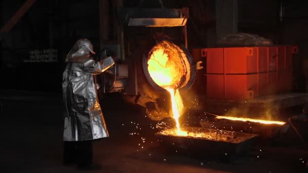 Hombre trabajando con metal líquido en fábrica. Fábrica de metal — Vídeo de stock