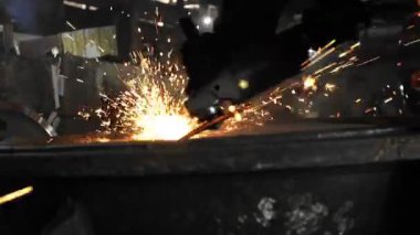 Metal işleme fabrikası ile çalışma dostum. Sparks.