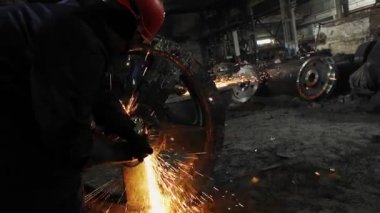 Metal işleme fabrikası ile çalışma dostum. Sparks.