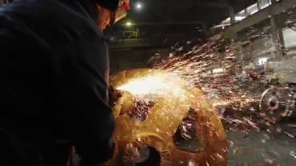 Mann arbeitet mit Metallverarbeitungsfabrik. Funkenflug. — Stockvideo