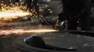 Metal işleme fabrikası ile çalışma dostum. Sparks.