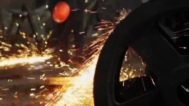 Metal işleme fabrikası ile çalışma dostum. Sparks.