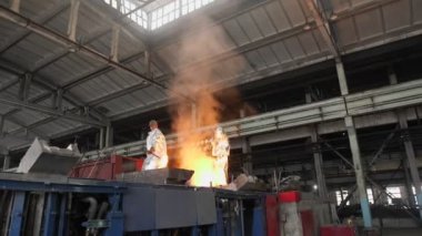 Sıvı metal fabrikasında çalışan adam. Metal fabrika sparks