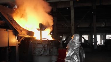 Sıvı metal fabrikasında çalışan adam. Metal fabrika